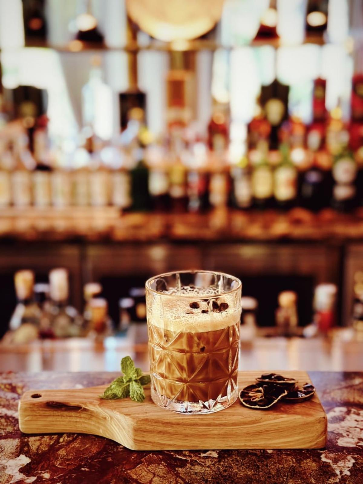 Hotel Perle D'Orient Cat Ba - Mgallery Chan Chau Εξωτερικό φωτογραφία A glass of beer