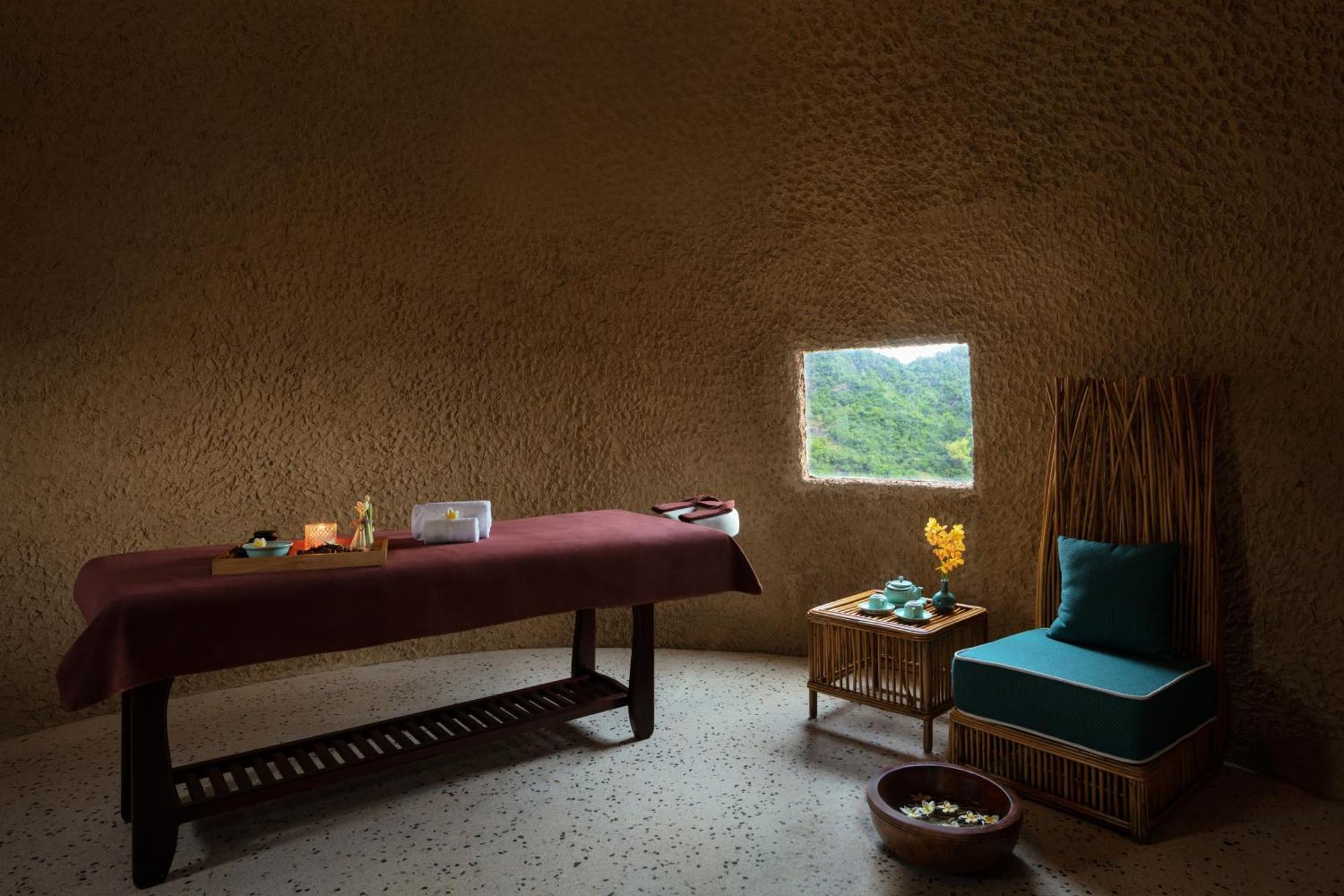 Hotel Perle D'Orient Cat Ba - Mgallery Chan Chau Εξωτερικό φωτογραφία A treatment room at the Banyan Tree Spa